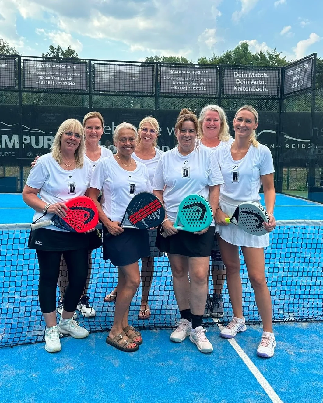 Spielerinnen aus der Padelfokus-Community auf dem Court