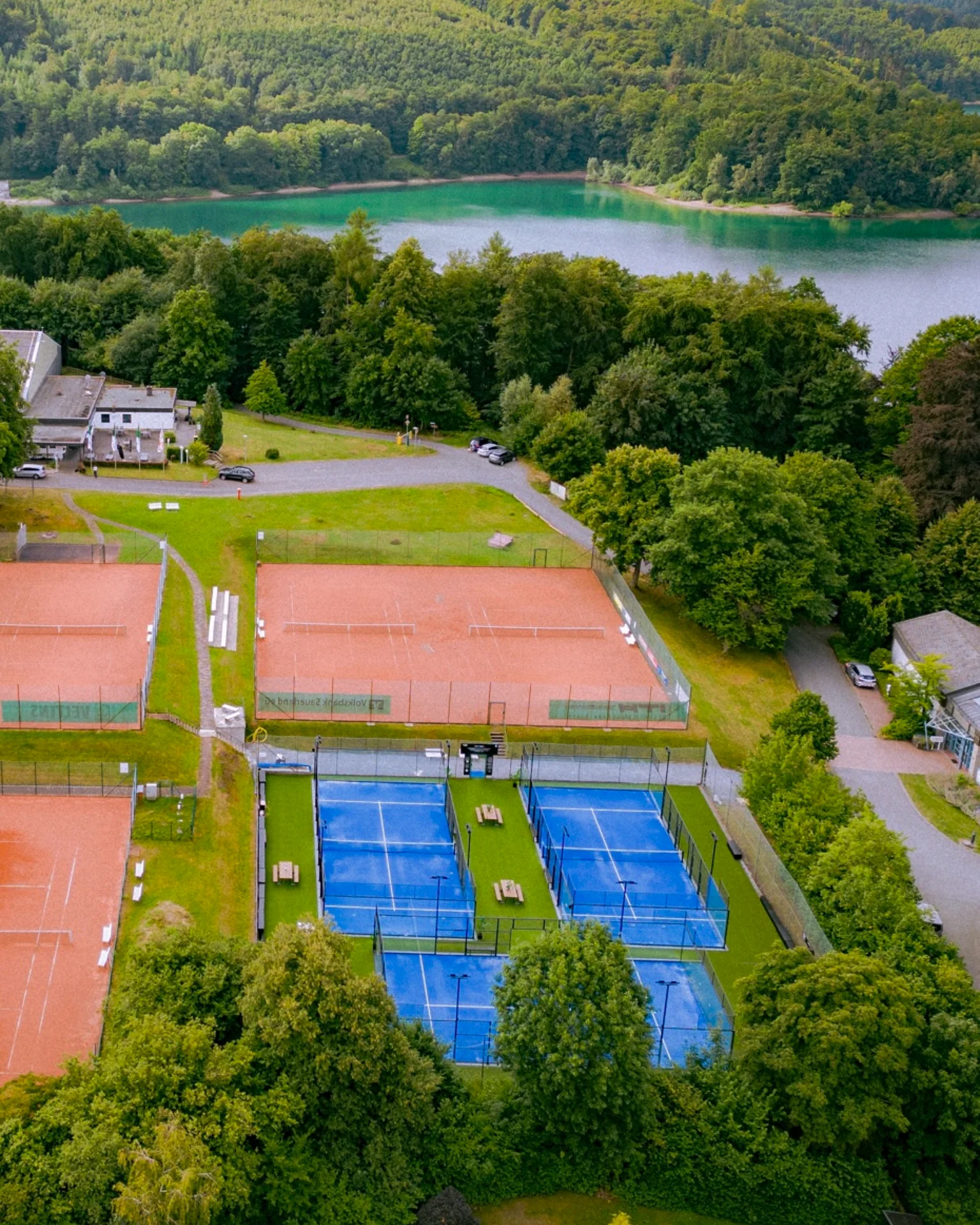 Drohnenaufnahme der Padelfokus-Anlage in Meschede